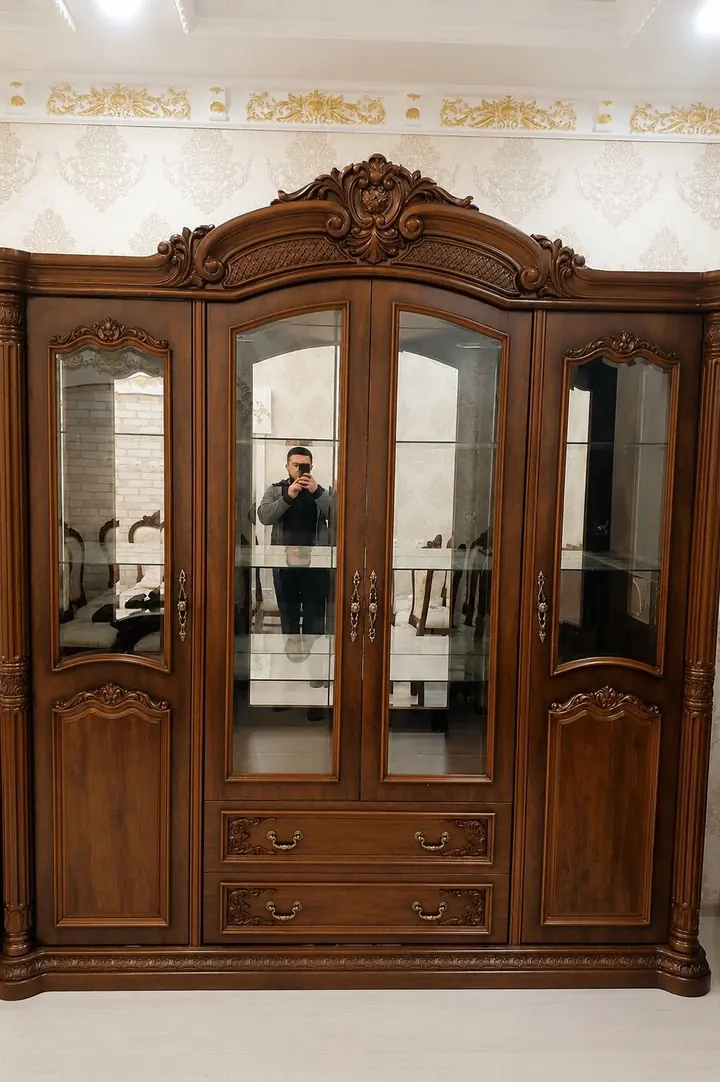 Установленная деревянная витрина с зеркалами